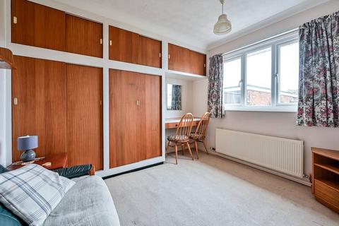 2 bedroom bungalow for sale, Sandalwood Avenue, Chertsey, KT16