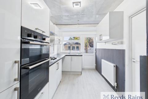 3 bedroom semi-detached house to rent, Hainault Road, Romford RM6