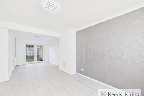 3 bedroom semi-detached house to rent, Hainault Road, Romford RM6