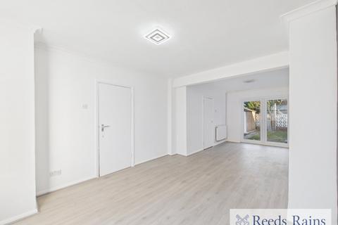 3 bedroom semi-detached house to rent, Hainault Road, Romford RM6