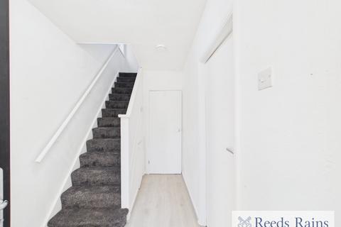 3 bedroom semi-detached house to rent, Hainault Road, Romford RM6