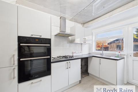 3 bedroom semi-detached house to rent, Hainault Road, Romford RM6