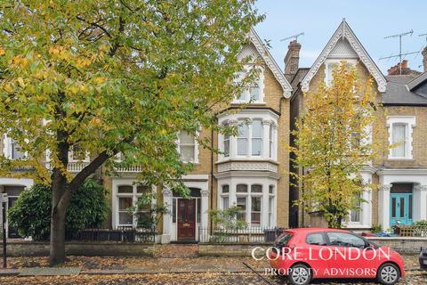 Studio to rent, Walpole Gardens, Chiswick, W4