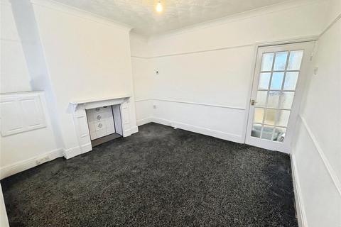 3 bedroom end of terrace house to rent, Queens Road, Doncaster DN6