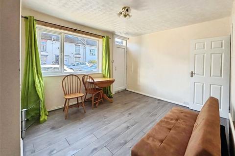 3 bedroom terraced house to rent, Gardiner Street, Kent ME7