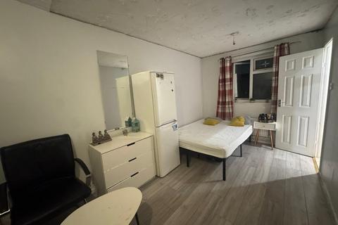 5 bedroom house share to rent, Shipman Road, London E16