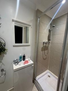 5 bedroom house share to rent, Shipman Road, London E16