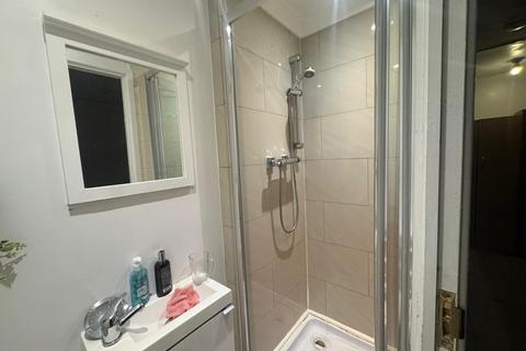 5 bedroom house share to rent, Shipman Road, London E16