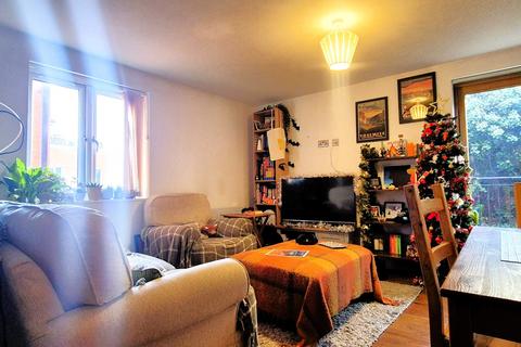 1 bedroom apartment to rent, COMMERICAL ROAD, SO15