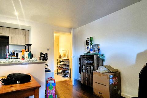 1 bedroom apartment to rent, COMMERICAL ROAD, SO15