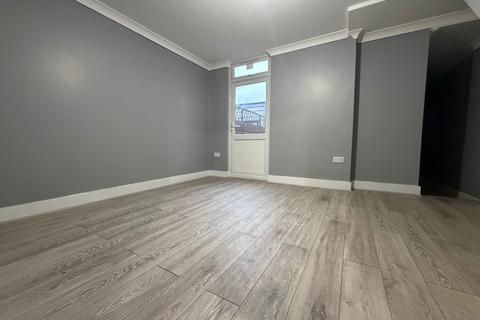 2 bedroom ground floor flat to rent, Fulbourne Road, London E17