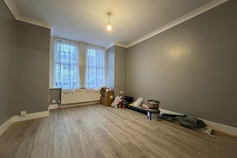 2 bedroom ground floor flat to rent, Fulbourne Road, London E17