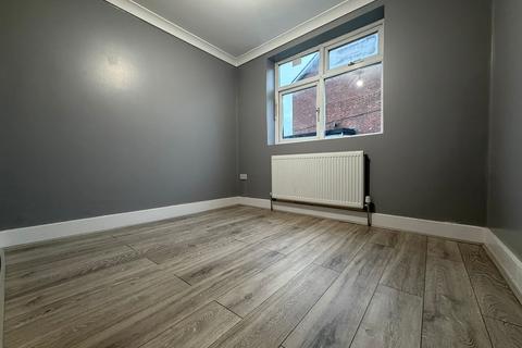 2 bedroom ground floor flat to rent, Fulbourne Road, London E17