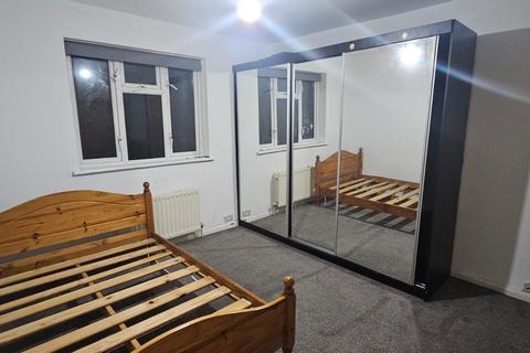 1 bedroom terraced house to rent, West Road, Chadwell Heath RM6