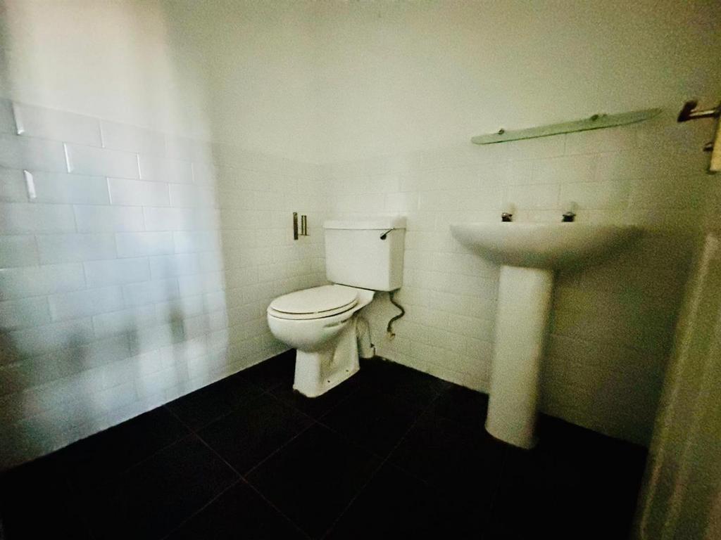 En-suite Shower Room / WC: