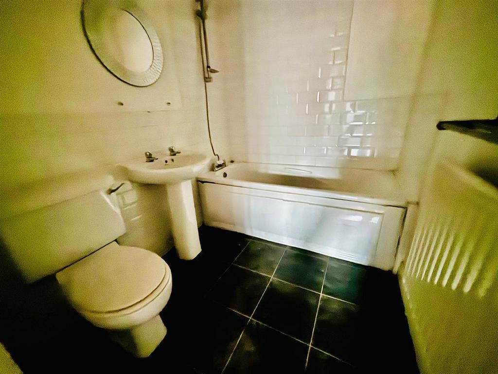 Bathroom / WC: