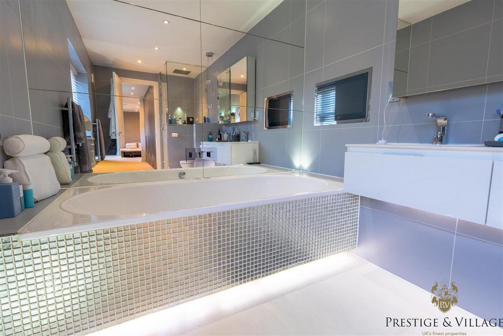Bedroom 1 - En suite