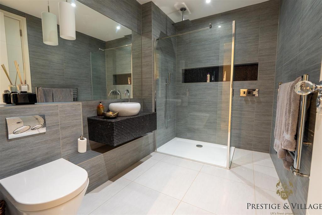 Bedroom 4 - En suite