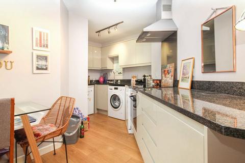 1 bedroom flat to rent, Chertsey Road, Twickenham TW1