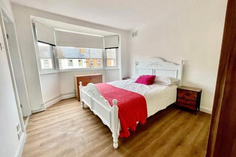 1 bedroom terraced house to rent, Board School Road, Woking, Surrey, GU21