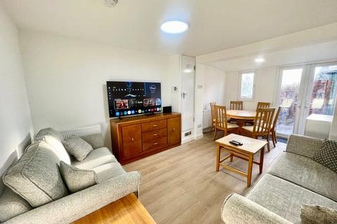 1 bedroom terraced house to rent, Board School Road, Woking, Surrey, GU21