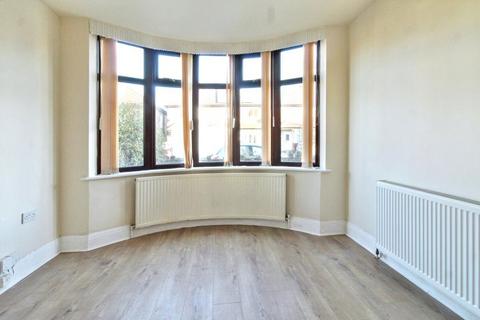 3 bedroom detached house to rent, Warwick Avenue, Beeston, Nottingham, NG9 2HQ