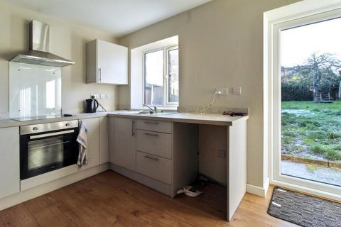3 bedroom detached house to rent, Warwick Avenue, Beeston, Nottingham, NG9 2HQ