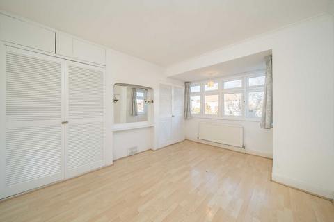 3 bedroom semi-detached house to rent, Bramshaw Rise, New Malden KT3
