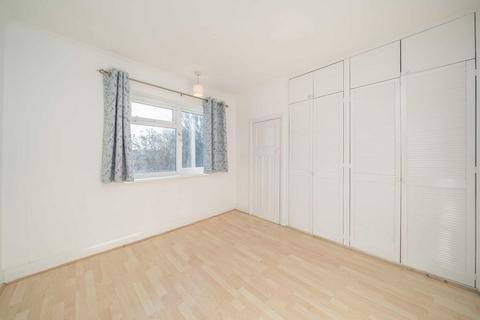 3 bedroom semi-detached house to rent, Bramshaw Rise, New Malden KT3