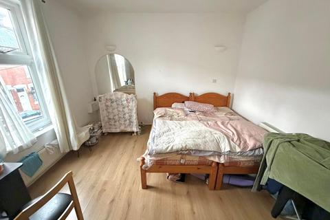 2 bedroom terraced house to rent, Coral Street