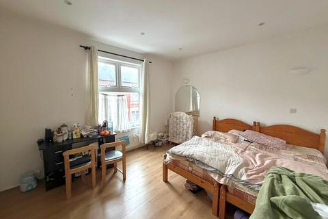 2 bedroom terraced house to rent, Coral Street
