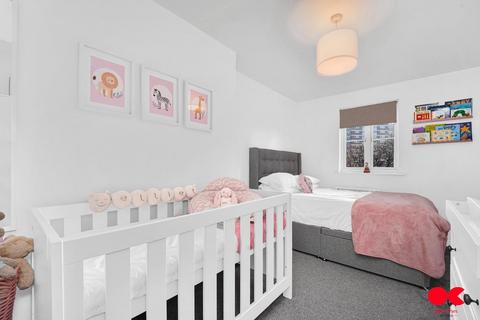 2 bedroom flat for sale, Kidman Close, Gidea Park RM2