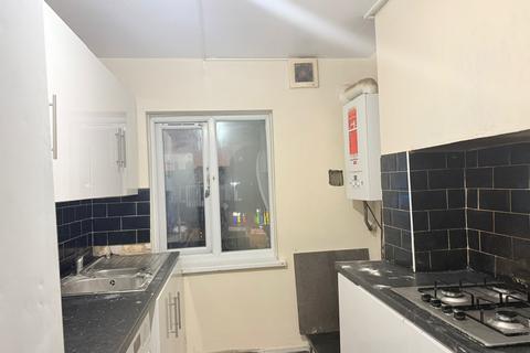 2 bedroom flat to rent, Woodford Avenue, Ilford IG2