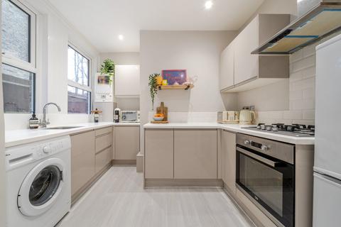 2 bedroom flat for sale, Ulverstone Road, London, SE27