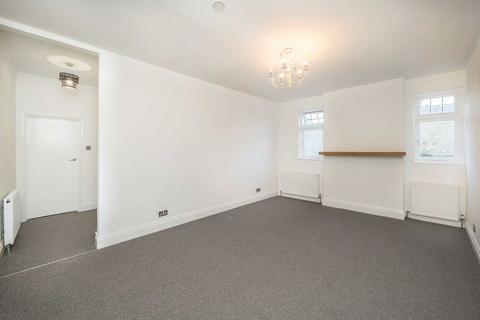 2 bedroom flat to rent, Red Lion Square, London SW18