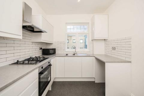 2 bedroom flat to rent, Red Lion Square, London SW18