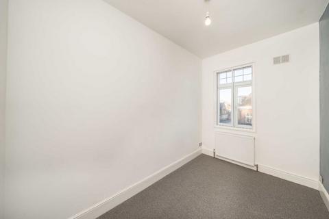 2 bedroom flat to rent, Red Lion Square, London SW18