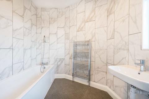 2 bedroom flat to rent, Red Lion Square, London SW18