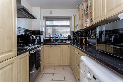 2 bedroom apartment to rent, Bishopsford Road, Surrey SM4