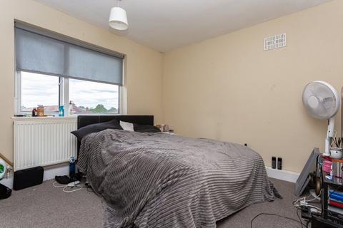 2 bedroom apartment to rent, Bishopsford Road, Surrey SM4