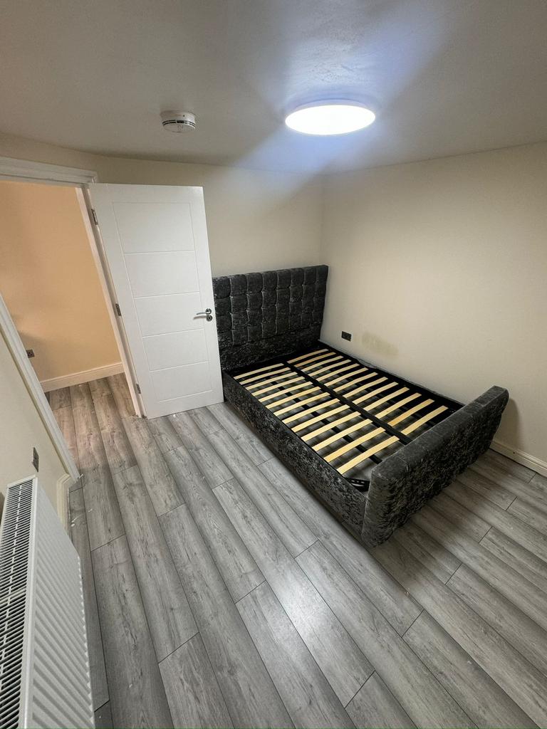 2 bed town house to rent Portland Terrace, London