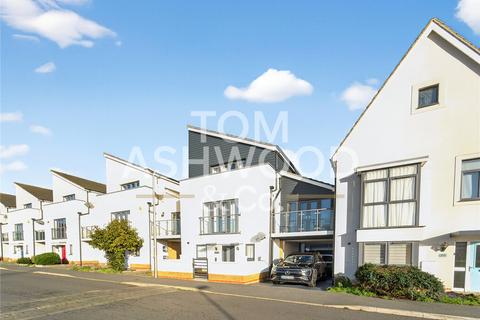 Bellhouse Avenue, Aveley, Essex, RM15