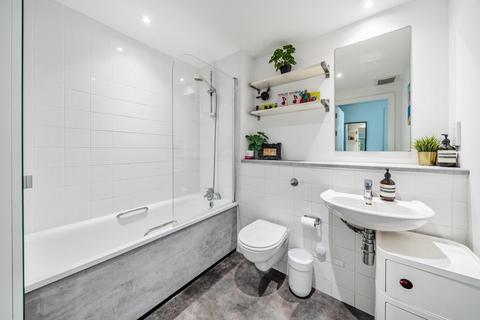 1 bedroom flat for sale, Empire Square, Borough, London Bridge, London, SE1