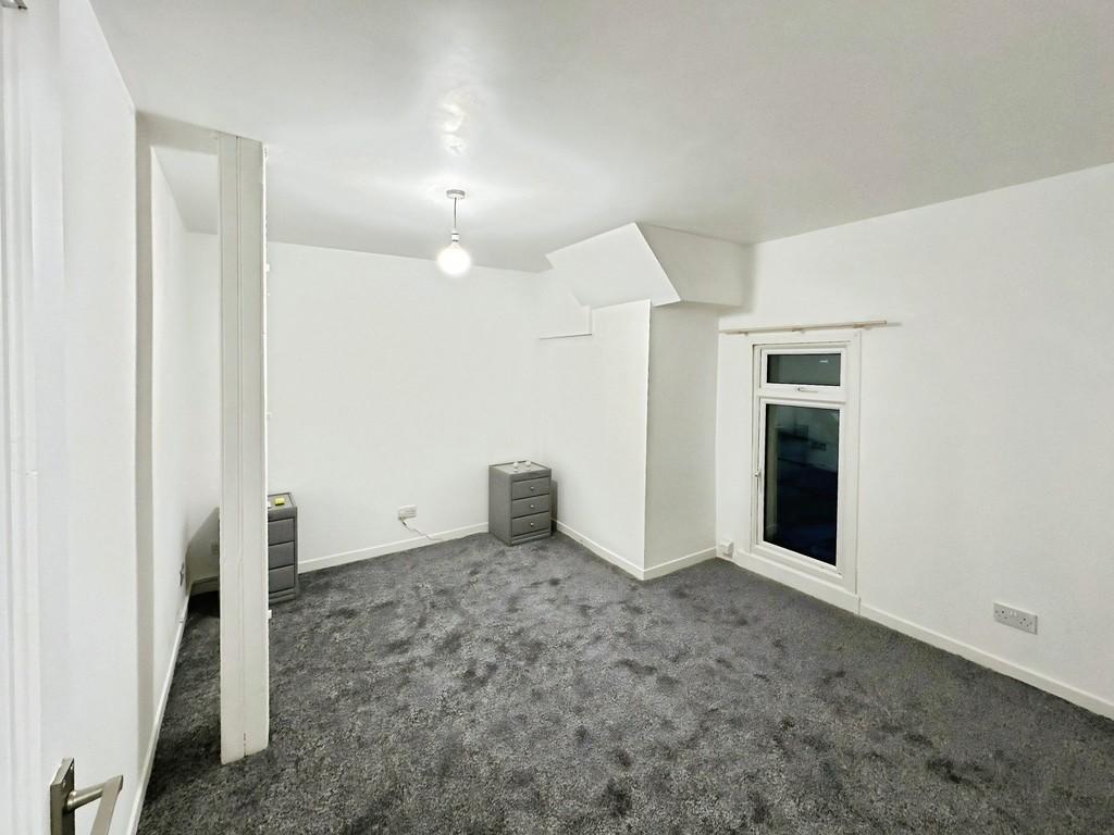 608827fe-Bedroom