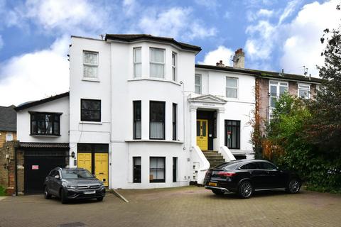 Ravensbourne Park, London, SE6 4XS
