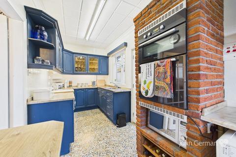 3 bedroom detached bungalow for sale, Field Lane, Burton-on-Trent