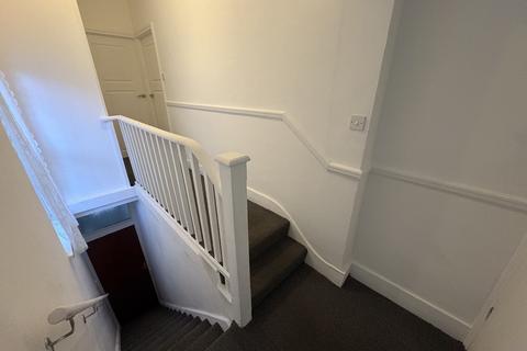 2 bedroom apartment to rent, Wightman Road, London N8