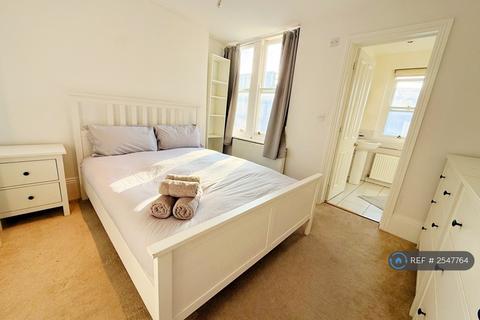 2 bedroom penthouse to rent, Canterbury Crescent, London, SW9