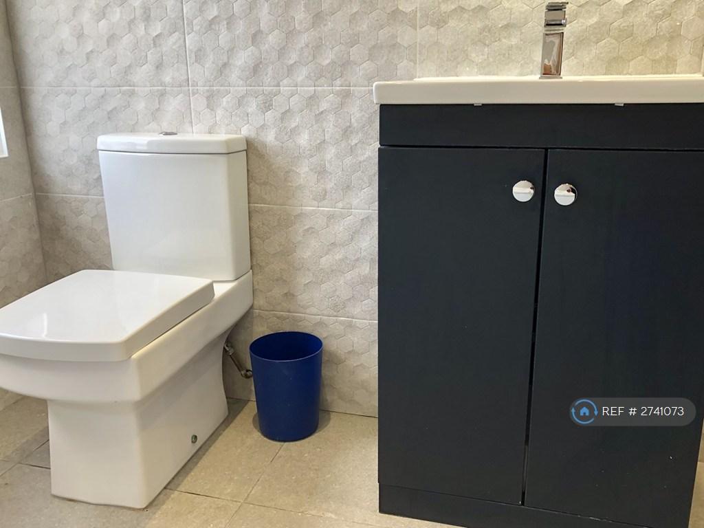 En Suite Bathroom With Shower Over Bath