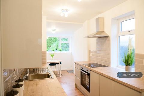 3 bedroom semi-detached house to rent, St. Marys Road, Manchester, M40